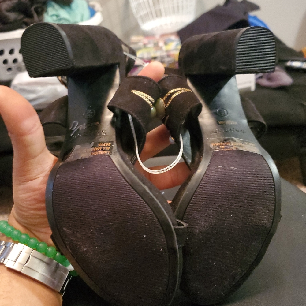 Heels - Picture 3 of 3